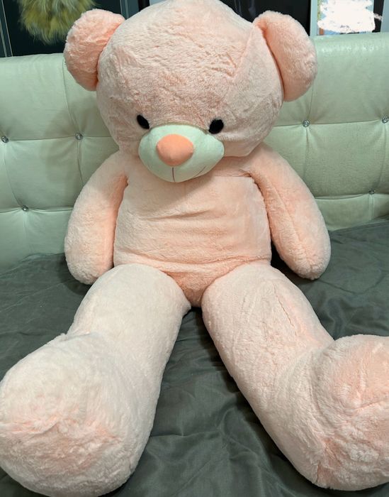 Большой розовый мишка