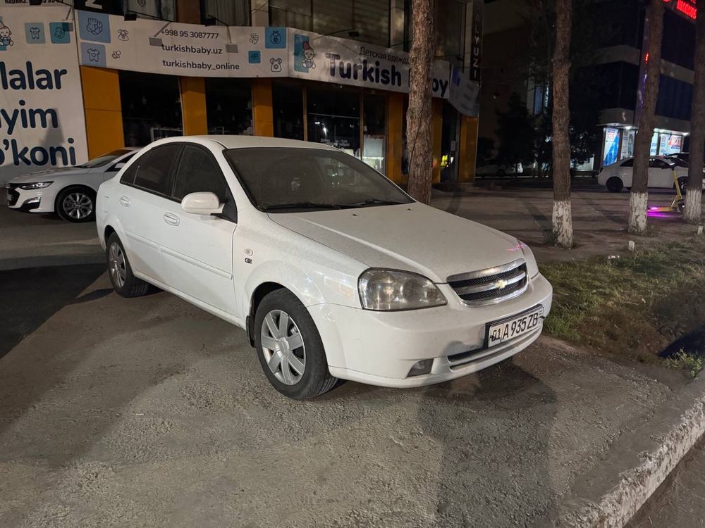 Lacetti 1.8 sotiladi
