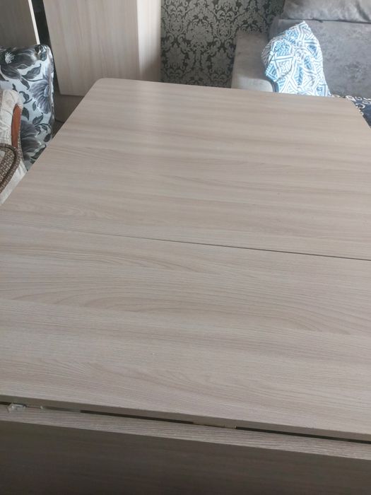 Продаю выдвижной стол в отличном состояний,почти новый