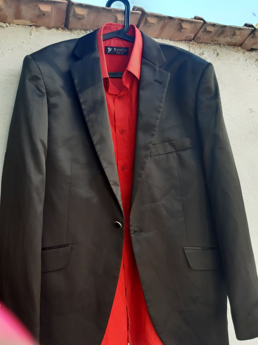 Costum barbat negru lucios cu camasa rosie marimea 52