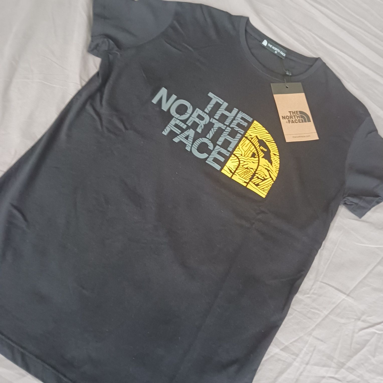 Тениска The North Face - черна, тъмно синя и сива
