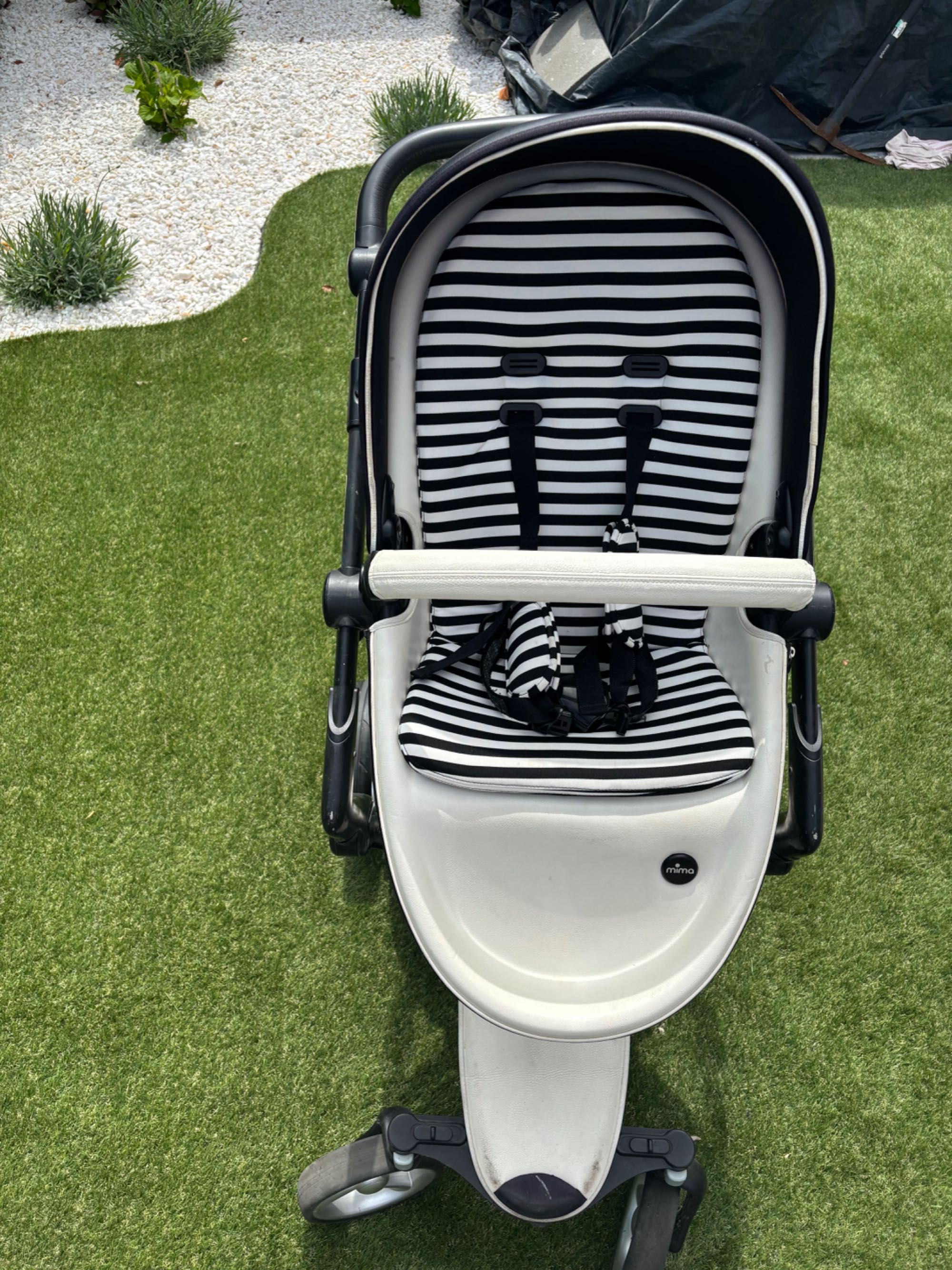Carucior mima xari 3 in 1 + scoica masina maxi cosi