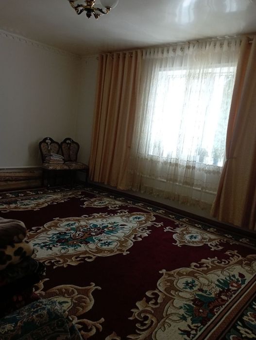 Hovli uy sotiladi