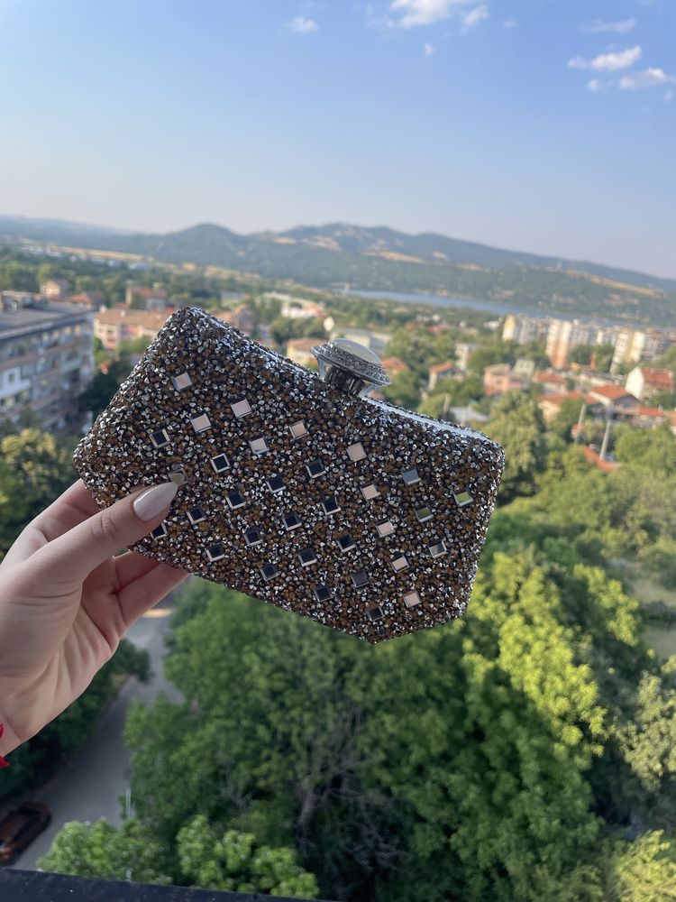 Малка чанта с камъни