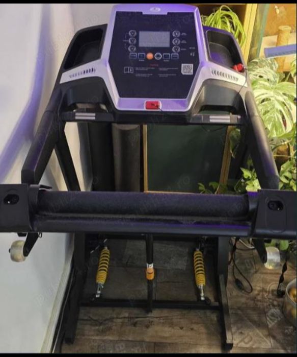 Banda de alergat profesionala FitTronic D100
Banda de alergat electric