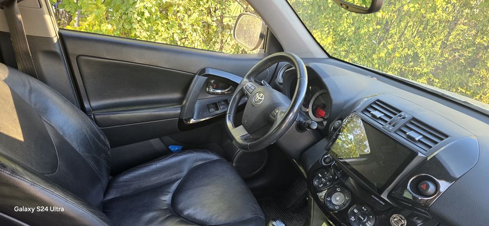Toyota RAV4 Luxury 2.2 D-4D 4x4 – întreținut exemplar, multe piese noi