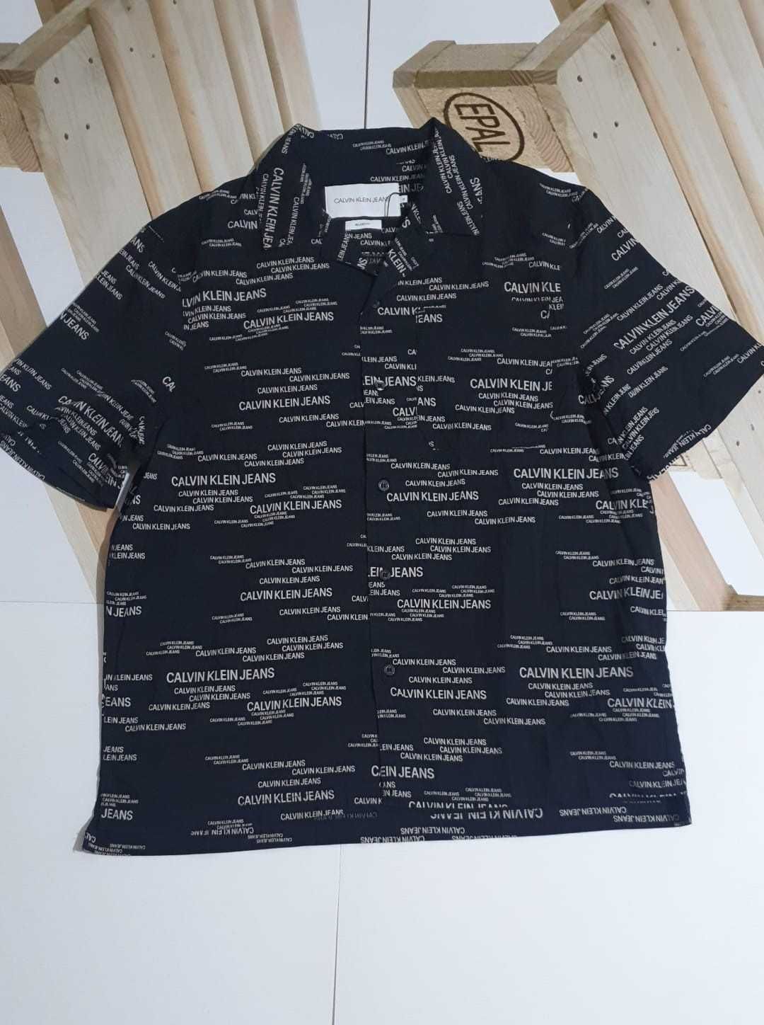 Vand camasa Calvin Klein maneca scurta masura  M  originala noua