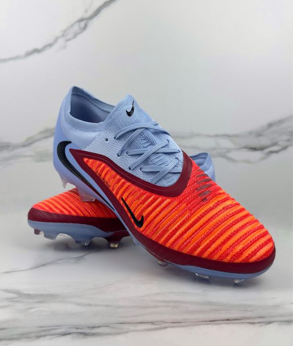 Футболни обувки Nike и Адидас