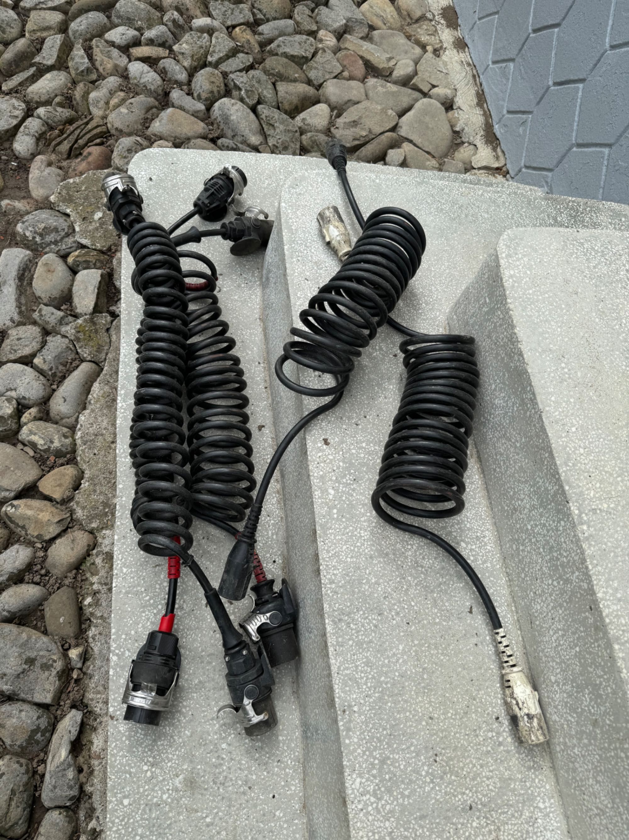 Accesorii camion: cablu spiralat, cheie roți, invertor, becuri gabarit