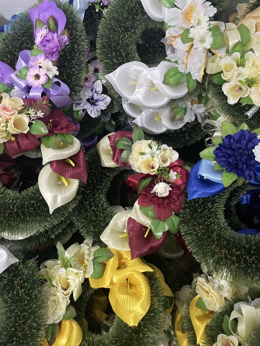 Ornamente din flori artificiale