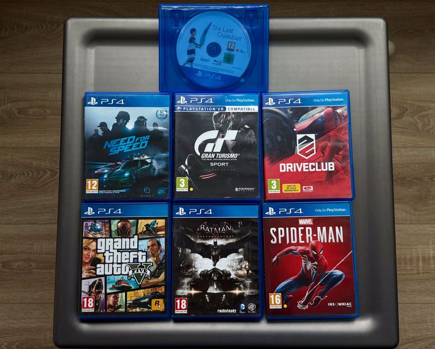 PlayStation 4 1TB с 2 джойстика + 8 игри
