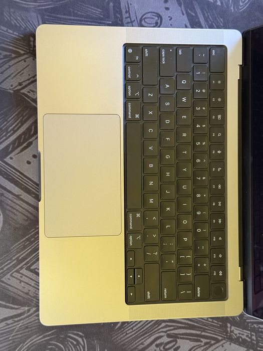 Apple MacBook Pro 2021 + Factura iStyle