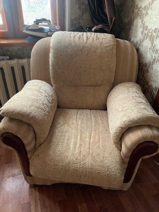 Продам два кресла и диван