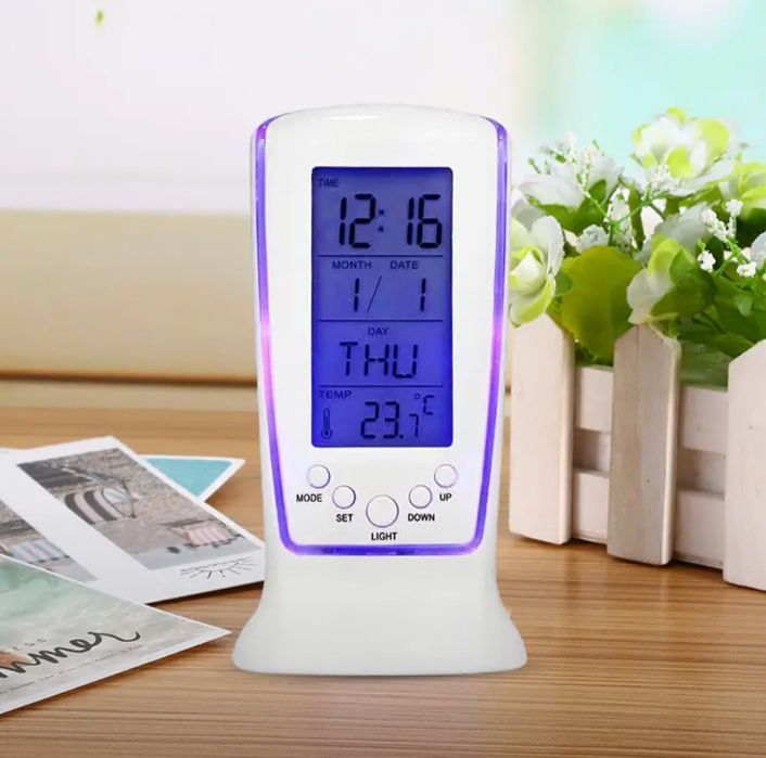 Цифровой будильник с синей задней планкой