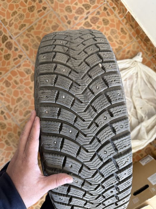 Продам зимние шипованные шины Michelin 16R