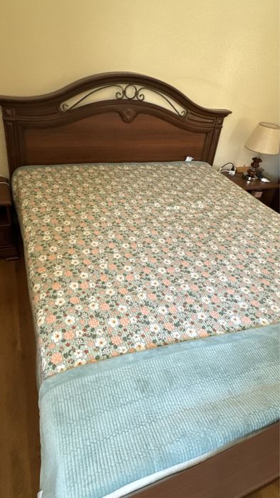 Кровать с матрасом и тумбы