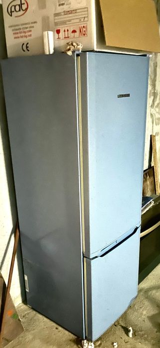 Страхотен хладилник-Liebherr/Небесно синьо