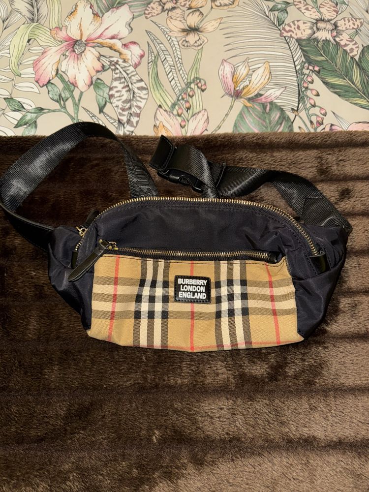 Дамска чанта Replay и Дамска чанта Burberry