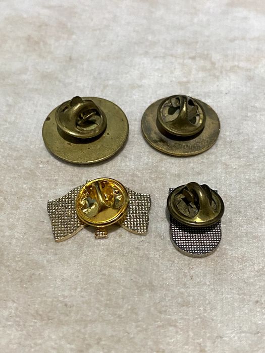 Знаки и значки на лацкане