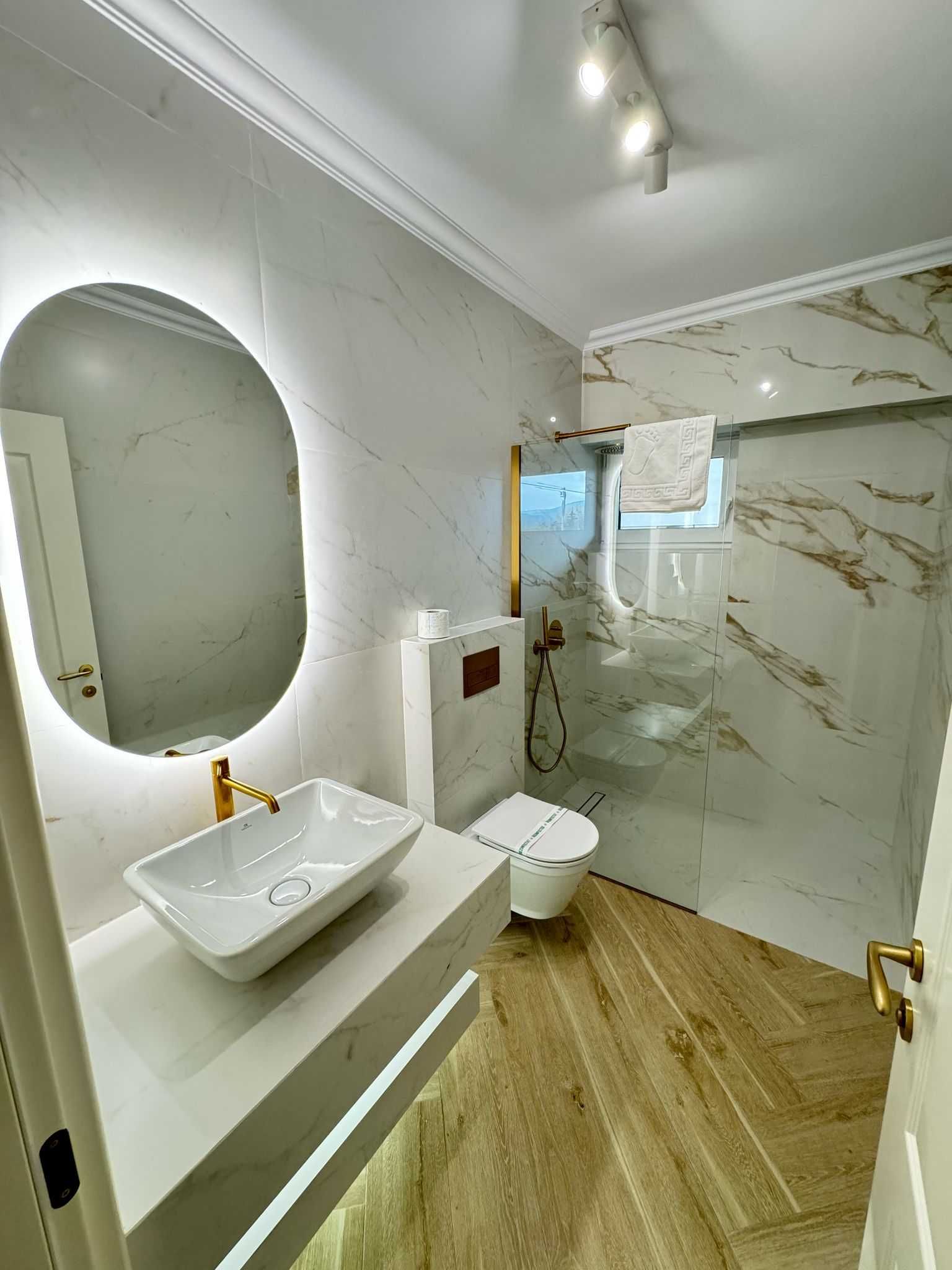 IS Glam Apartments - Cazare Regim Hotelier Ap 1-2-3 cam Parcare Palas
