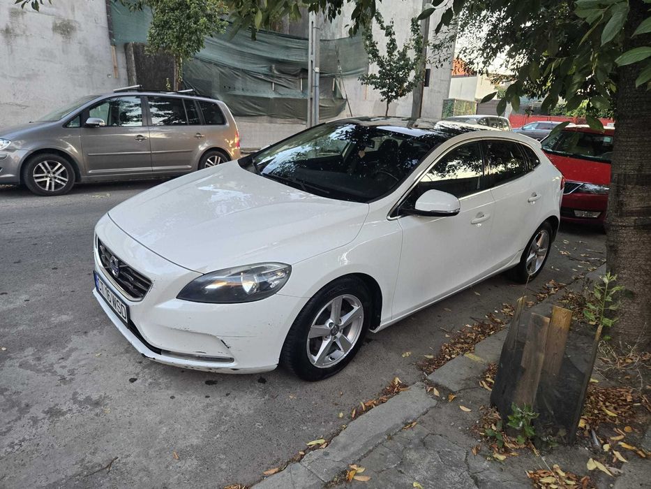 VOLVO V40 D2 MOMENTUM  Diesel  243000 km 2013  6459 euro