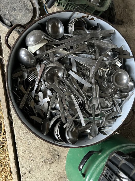 Vand scaune mese unelte de bucatarie