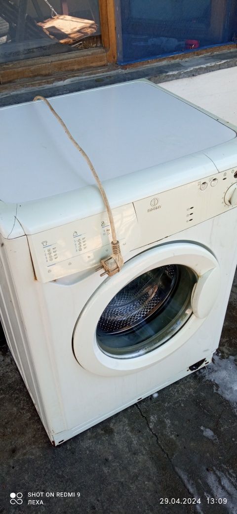 Продам стиральную машину indesit