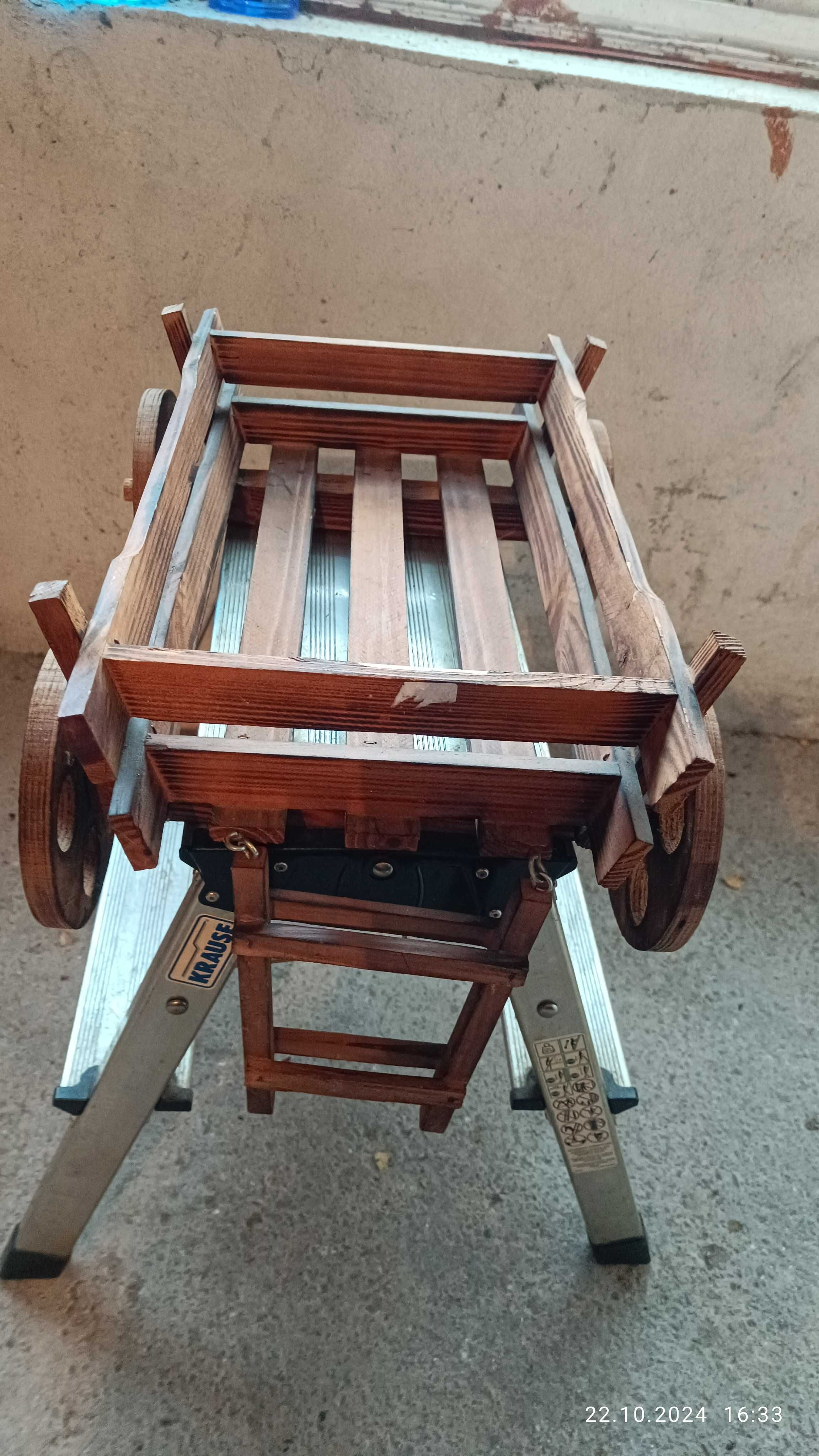 Продавам декоративена дървена каручка.