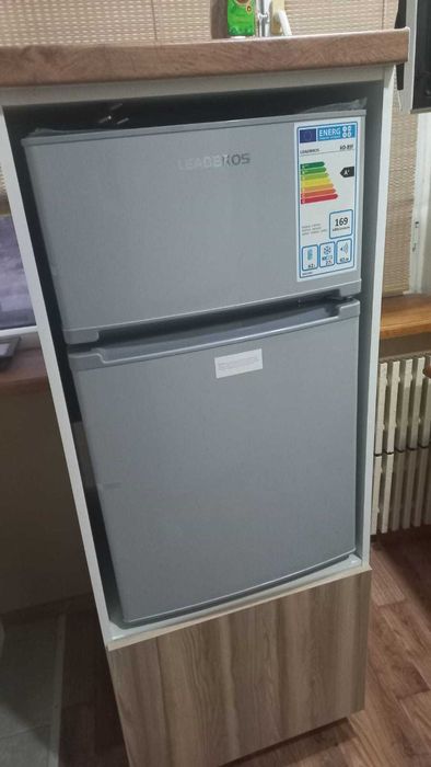 Абсолютно новый мини-холодильник с тумбой.