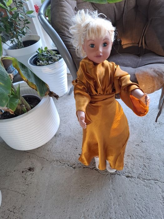 Papusa mare Ialia cu înălțimea de 75 cm blonda