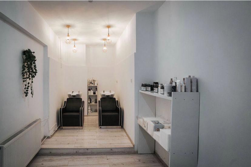 Inchiriez scaun de coafor , frizerie si make-up artista