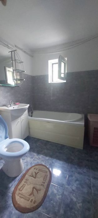 Dau in chirie apartament 3 camere in Rogerius