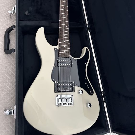 Yamaha Pacifica 120H электрогитара