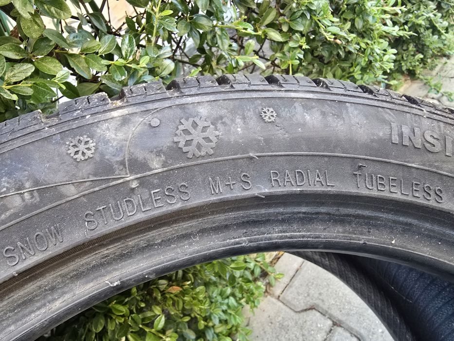 Два броя зимни гуми KUMHO IZEN KW27 225/45/17