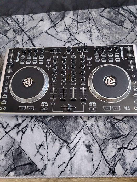 Конзола Numark N4