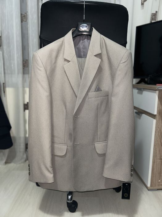 Vând costum în 3 piese pentru bărbați
