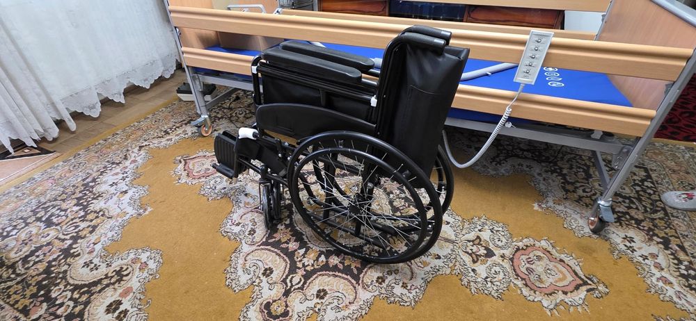 Scaun cu rotile pliabil, folosit de max. 5 - 6 ori