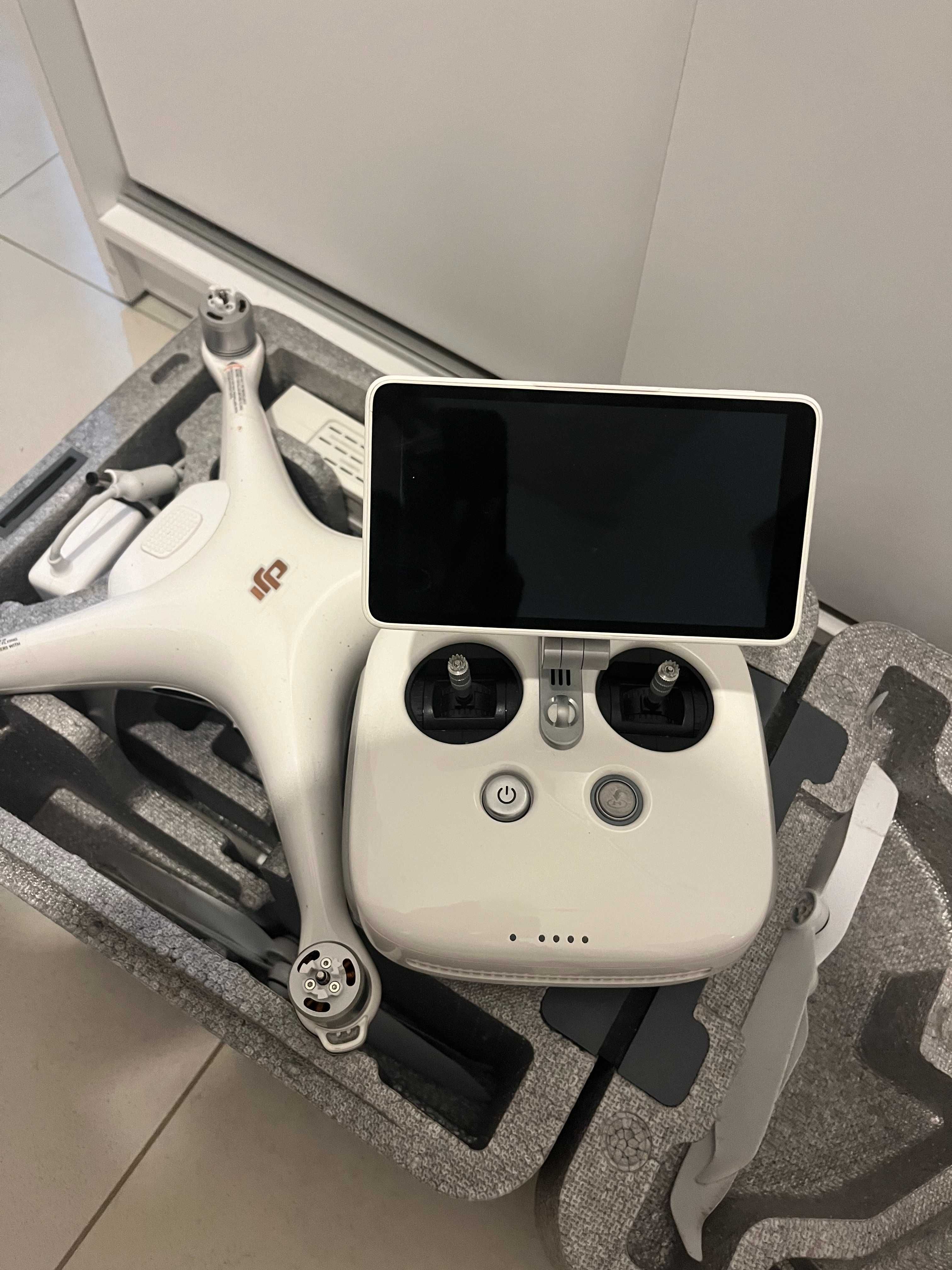 Vand drona DJI Phantom 4 Pro Plus + V2.0 cu 2 acumulatori