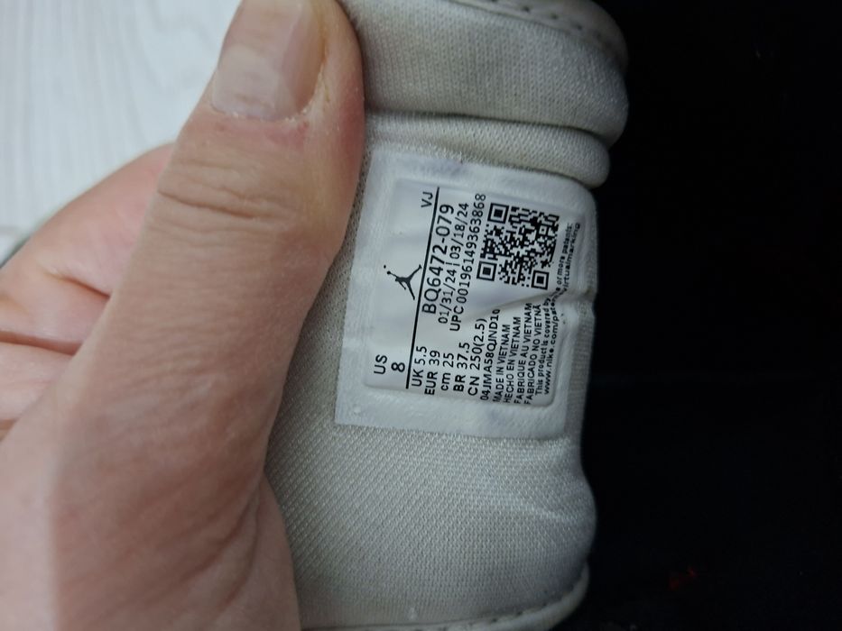 Adidasi Nike Air Jordan 1 Mid, nr. 39