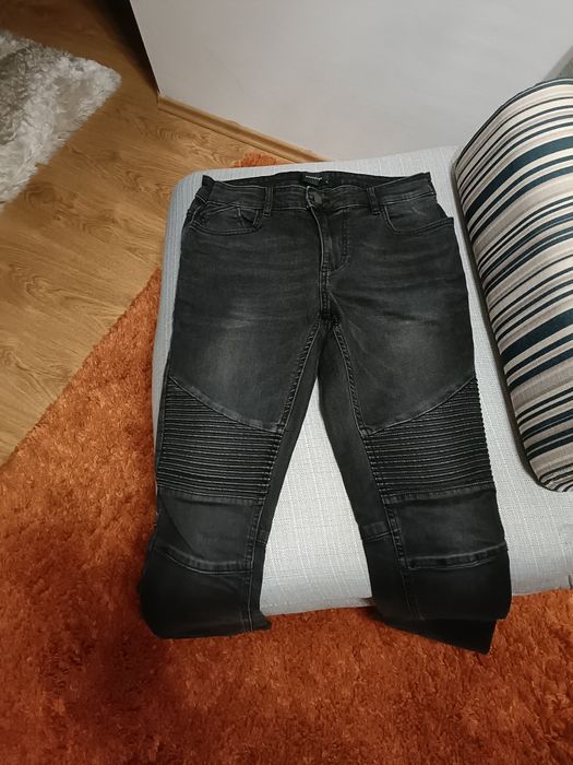 Pantaloni blugi ca noi