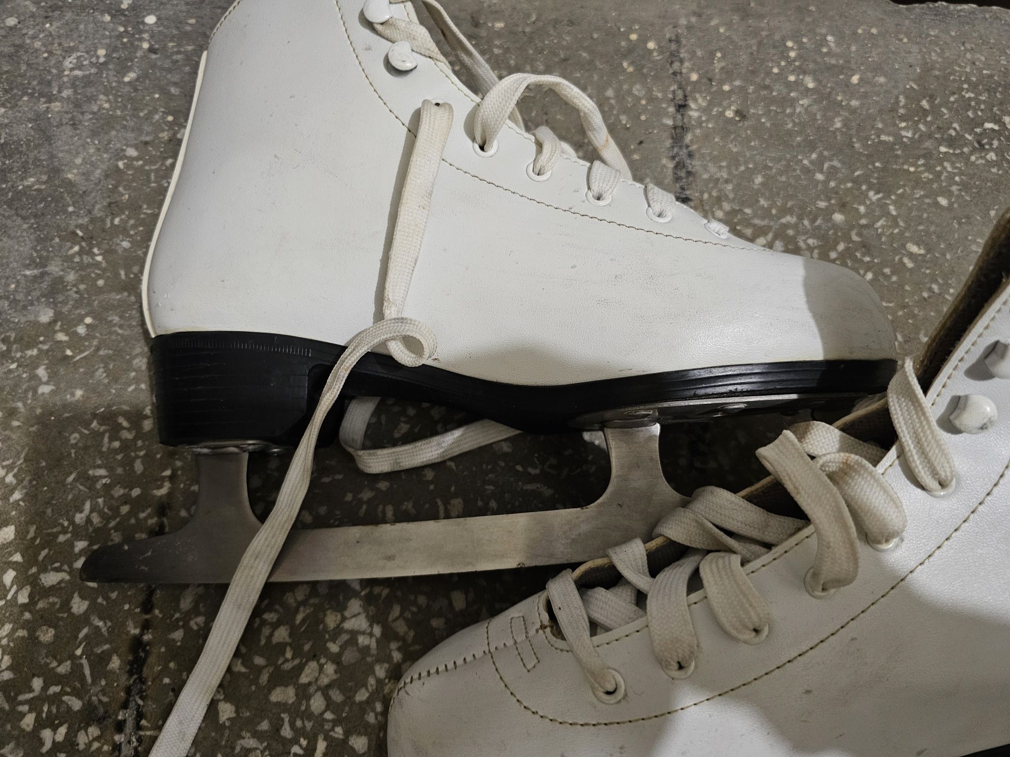 Patine Roces albe noi marime 41