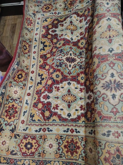 Продаётся ковры антикварний шериной