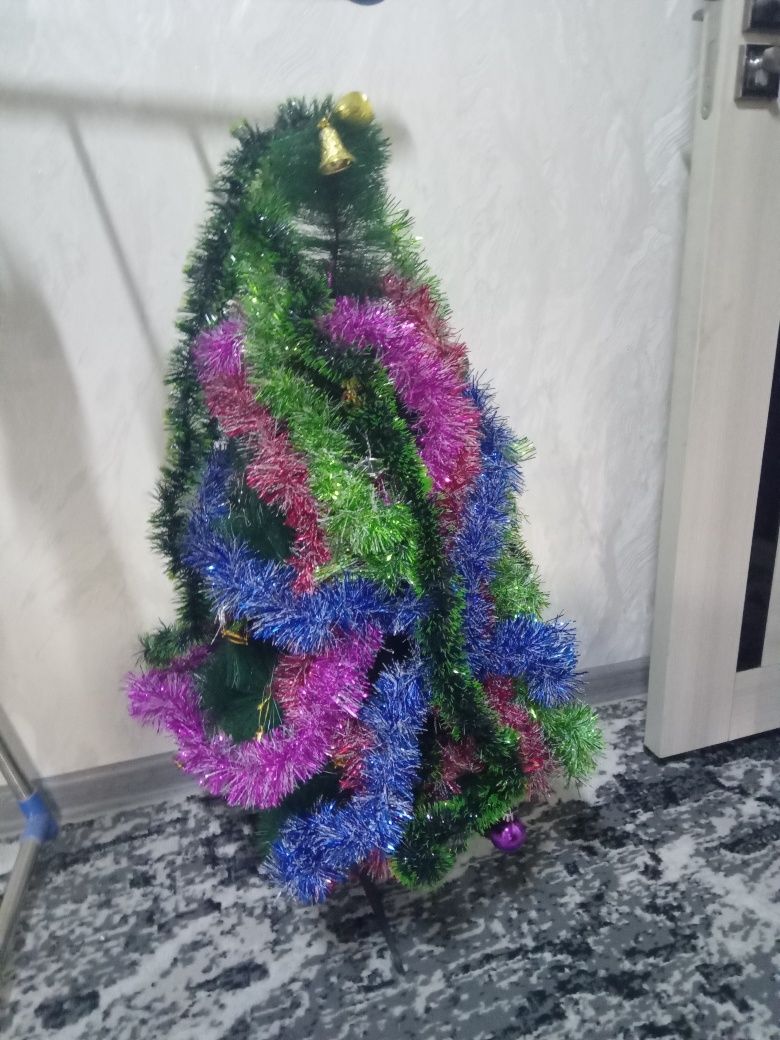 Archa sotiladi xolati yaxshi 6 xil zari va archa oyinchoqlari bilan.Na