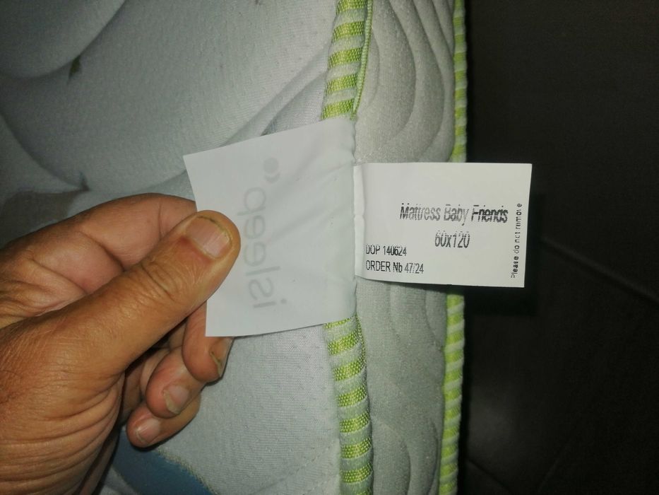 Продавам почти ново бебешко креватче с матрак