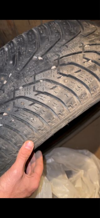 Продам зимнюю шипованную резину 215/55 R17