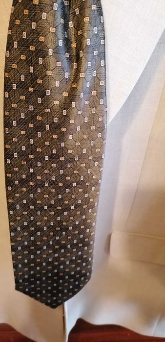 Подарявам 2бр костюми за бал