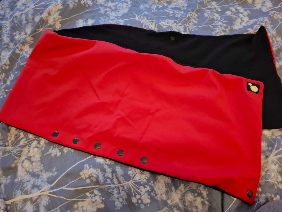 Esarfa rosie cu capse, fusta mini  alb/negru si bluza casual/ocazie