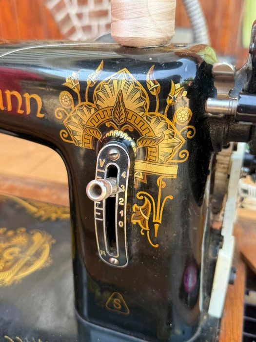 Ретро шевна машина Naumann, модернизирана на ток.