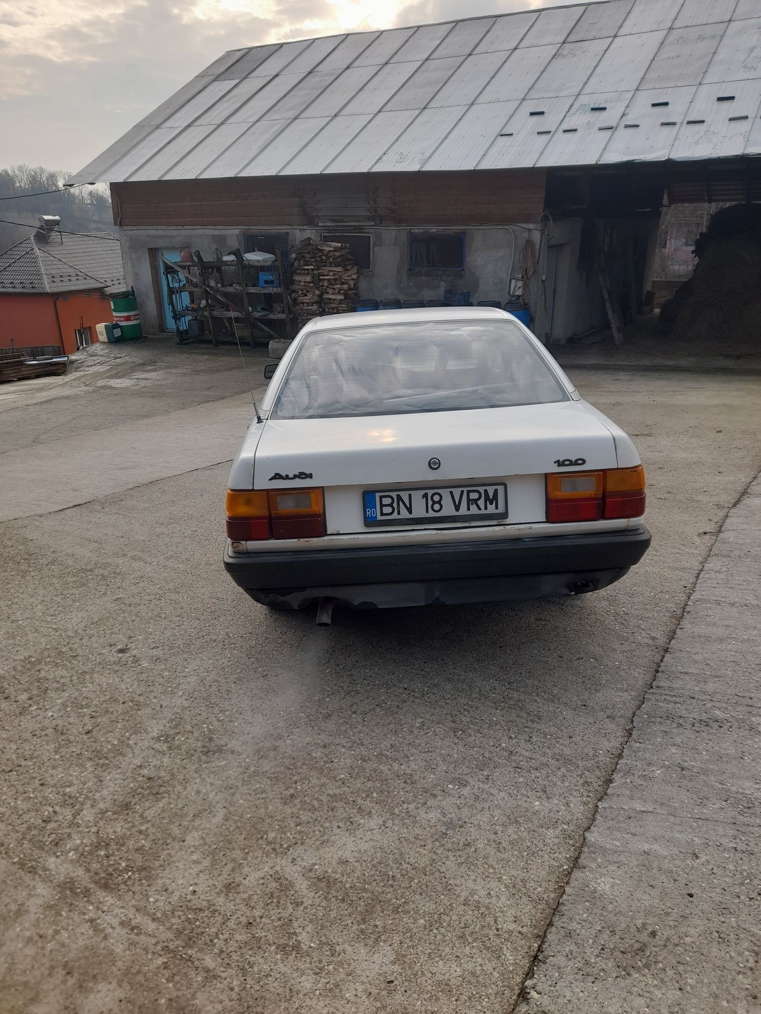 Mașina alba second-hand