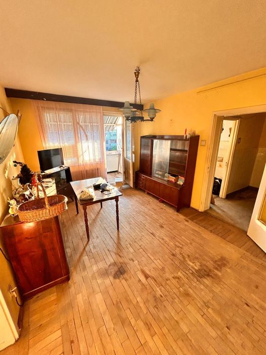 Vand apartament doua camere